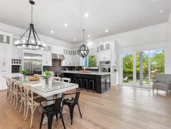 Modern 8 Bedroom Home with Private Pool & Spa