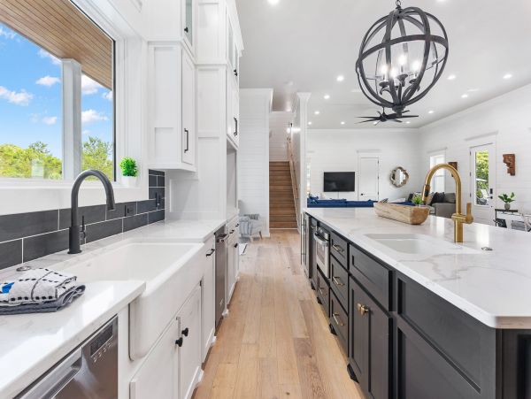 Modern 8 Bedroom Home with Private Pool & Spa