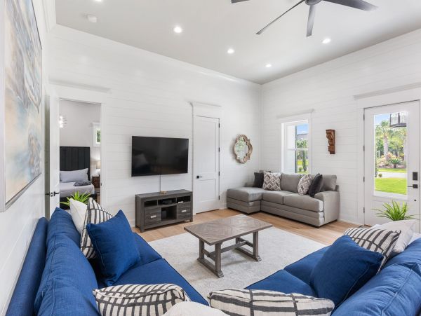 Modern 8 Bedroom Home with Private Pool & Spa