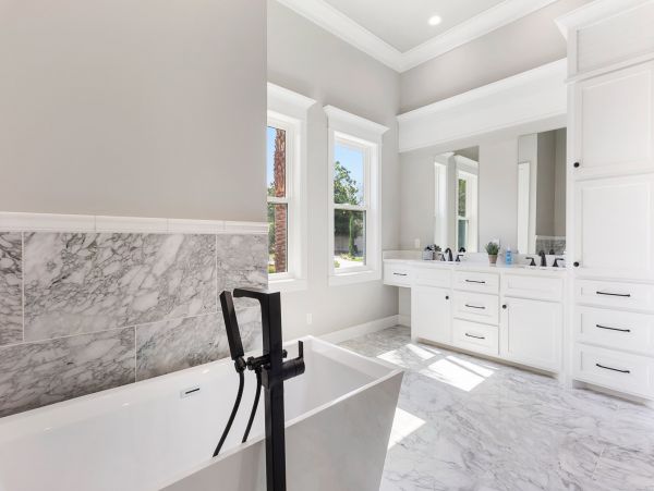 Modern 8 Bedroom Home with Private Pool & Spa