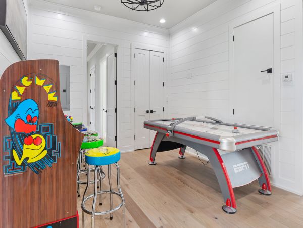 Modern 8 Bedroom Home with Private Pool & Spa