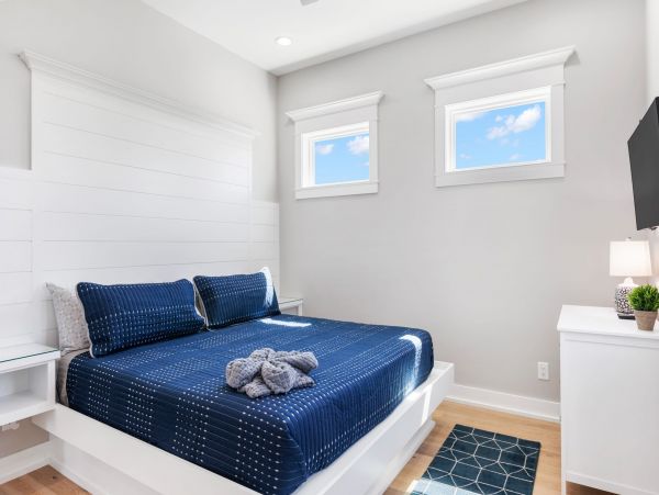 Modern 8 Bedroom Home with Private Pool & Spa