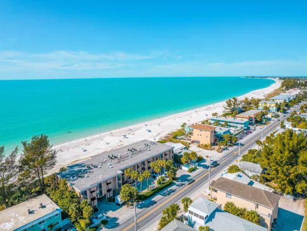 On Beach Vacation Condo Four Bedroom in Bradenton Beach