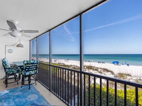 On Beach Vacation Condo Four Bedroom in Bradenton Beach