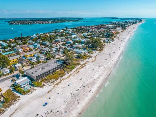 On Beach Vacation Condo Four Bedroom in Bradenton Beach