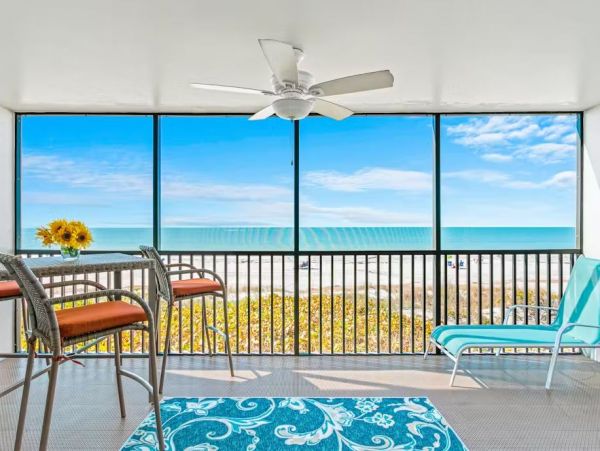 On Beach Vacation Condo Four Bedroom in Bradenton Beach