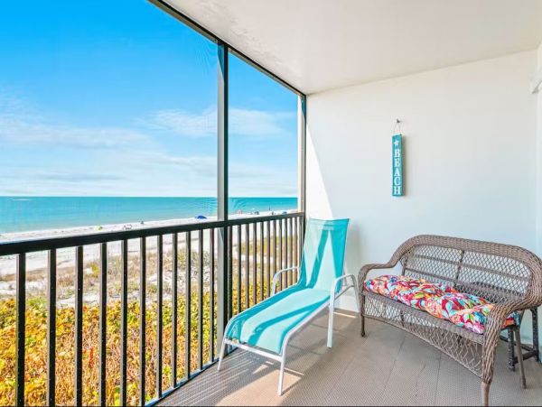 On Beach Vacation Condo Four Bedroom in Bradenton Beach