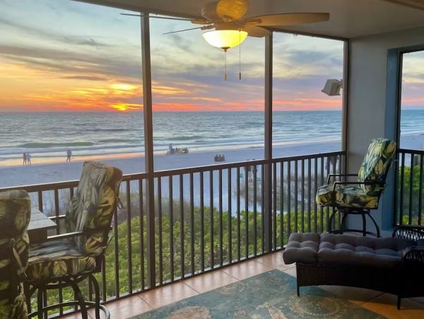 On Beach Vacation Condo Four Bedroom in Bradenton Beach