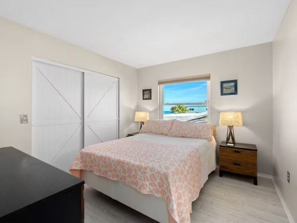 On Beach Vacation Condo Four Bedroom in Bradenton Beach