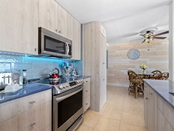 On Beach Vacation Condo Four Bedroom in Bradenton Beach