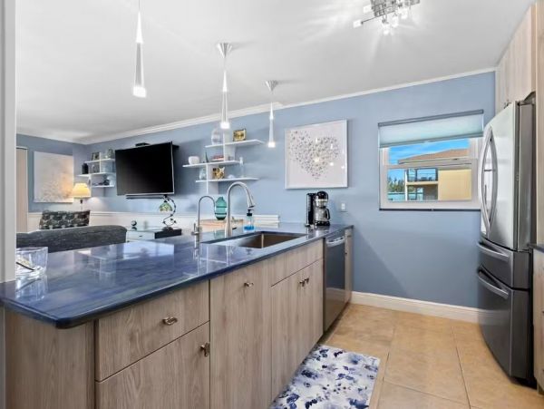 On Beach Vacation Condo Four Bedroom in Bradenton Beach
