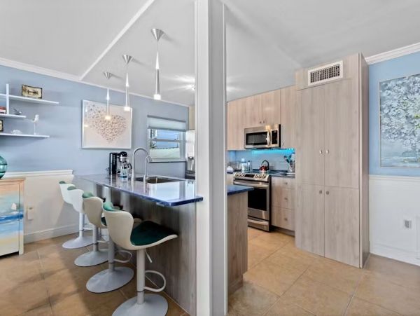 On Beach Vacation Condo Four Bedroom in Bradenton Beach