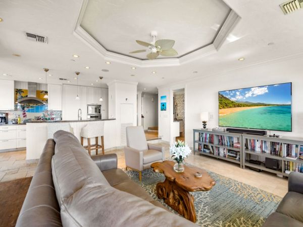Oceanfront Five Bedroom Vacation Rental in Kaanapali