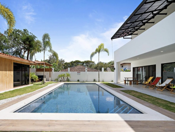 Pool Cabana- Villa  Steps to Beach (5-7 min Walk)