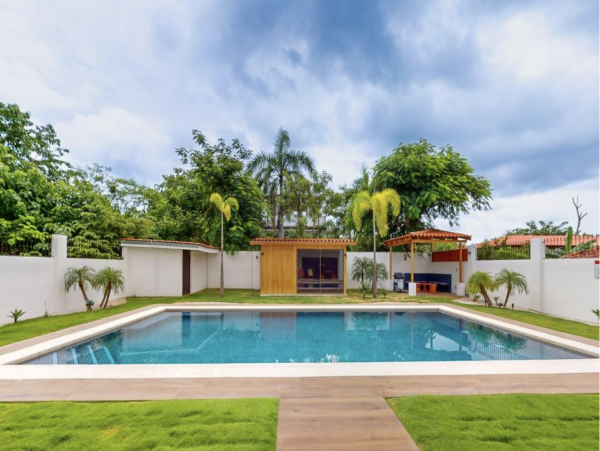 Pool Cabana- Villa  Steps to Beach (5-7 min Walk)