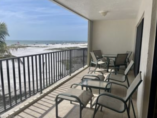 New Beachfront Vacation Condo Large Lanai