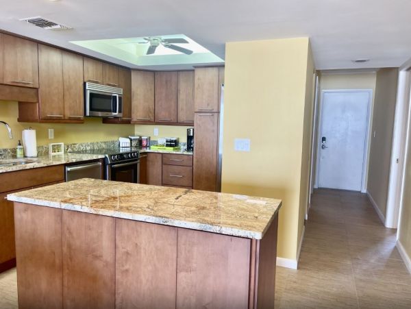 New Beachfront Vacation Condo Large Lanai
