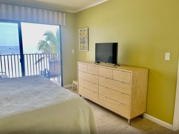 New Beachfront Vacation Condo Large Lanai