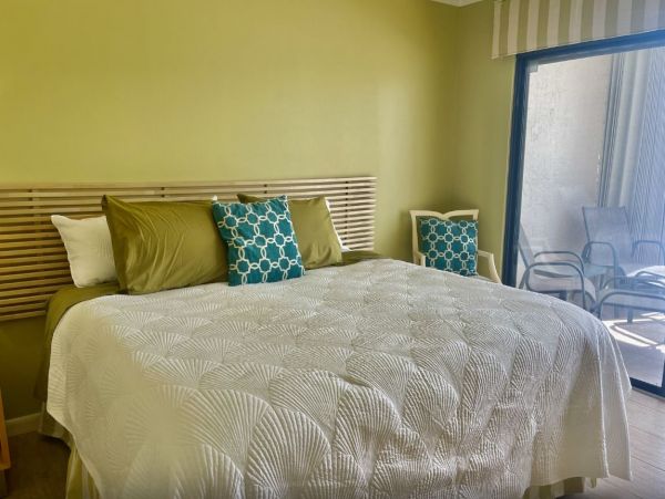 New Beachfront Vacation Condo Large Lanai