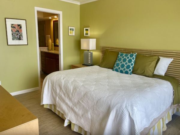 New Beachfront Vacation Condo Large Lanai