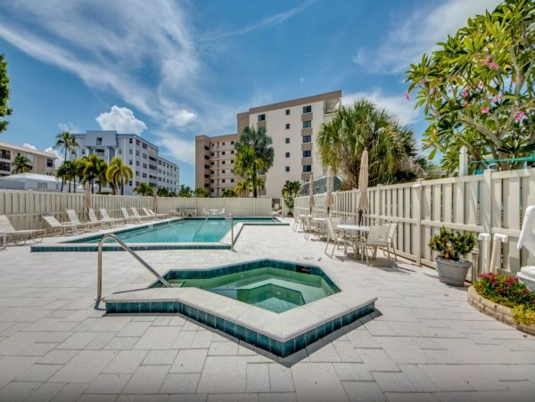 New Beachfront Vacation Condo Large Lanai