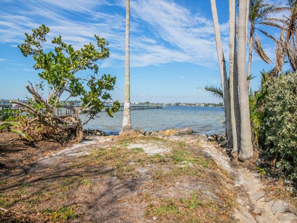 Waterfront Five Bedroom Luxury Vacation Rental in Bradenton