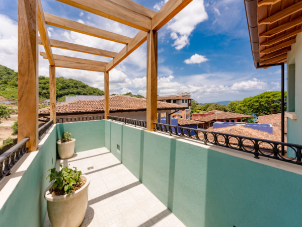 Luxurious Haven with Ocean Views & 4 Bedrooms