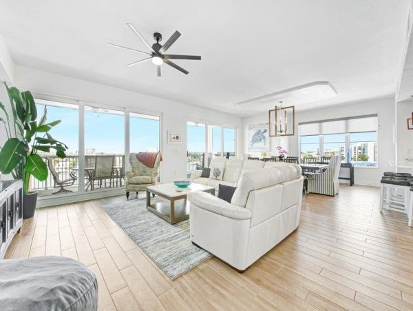 Penthouse Corner Unit with Water Views in Clearwater Beach