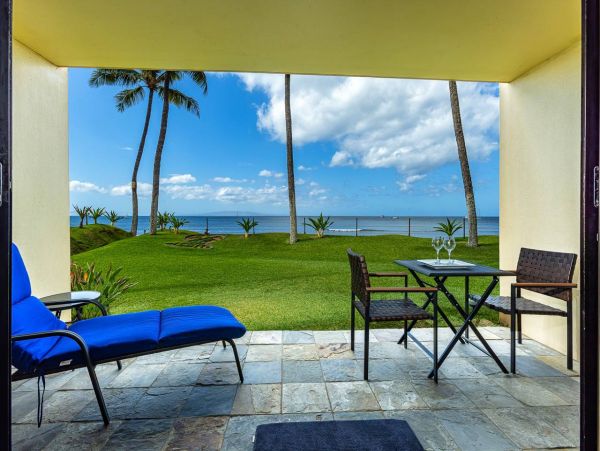 Direct Oceanfront Ground-Floor Vacation Condo in Kihei