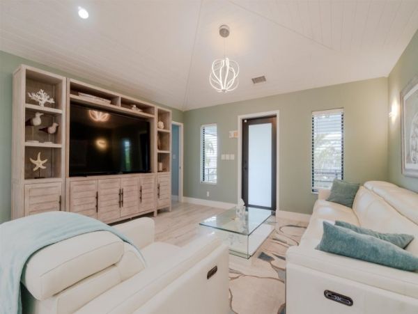 Breathtaking Four Bedroom Vacation Home in Marathon