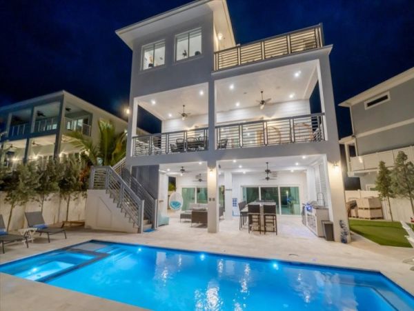 Luxury Vacation Home in Marathon Great Amenities