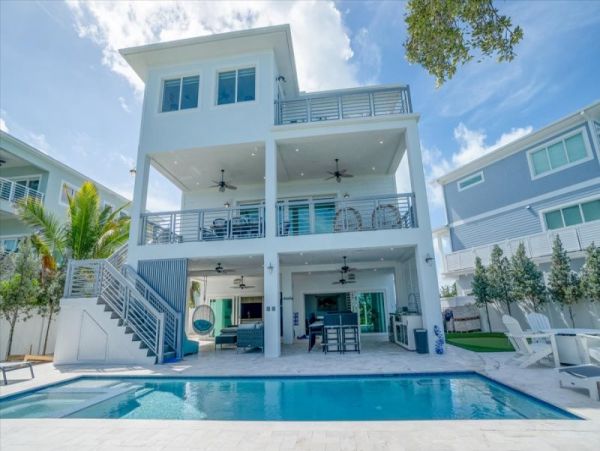 Luxury Vacation Home in Marathon Great Amenities