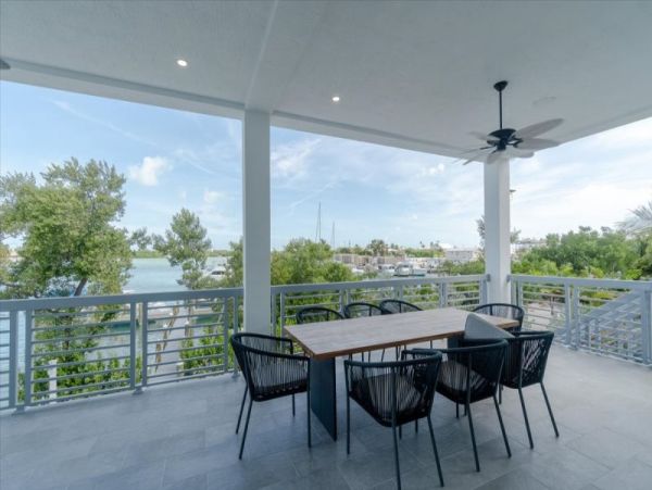 Luxury Vacation Home in Marathon Great Amenities
