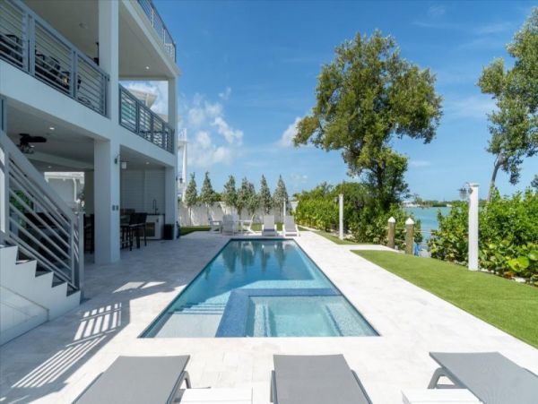 Luxury Vacation Home in Marathon Great Amenities