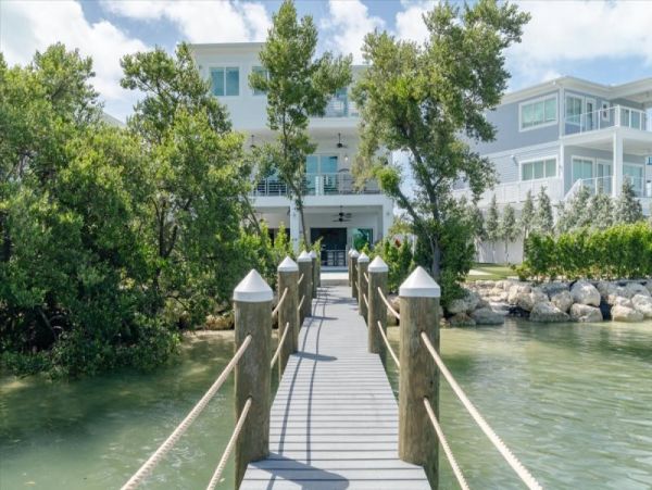 Luxury Vacation Home in Marathon Great Amenities