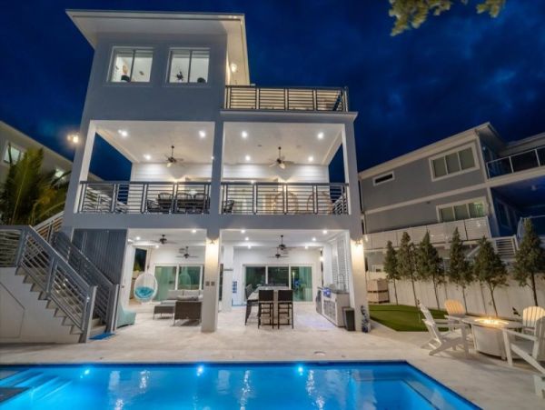 Luxury Vacation Home in Marathon Great Amenities