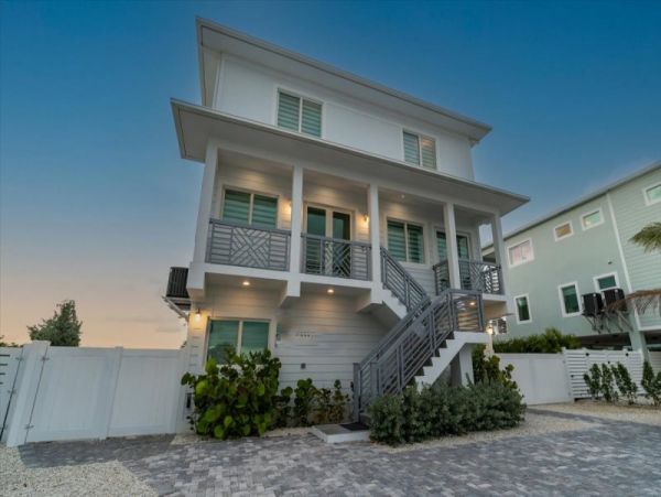 Luxury Vacation Home in Marathon Great Amenities