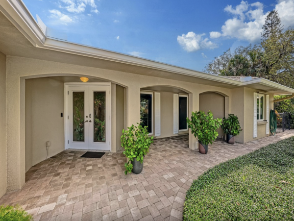Stroll To the Beach & Siesta Key Villa Amazing Outdoor Area