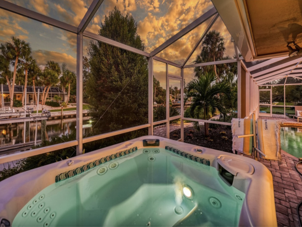 Stroll To the Beach & Siesta Key Villa Amazing Outdoor Area