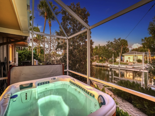 Stroll To the Beach & Siesta Key Villa Amazing Outdoor Area
