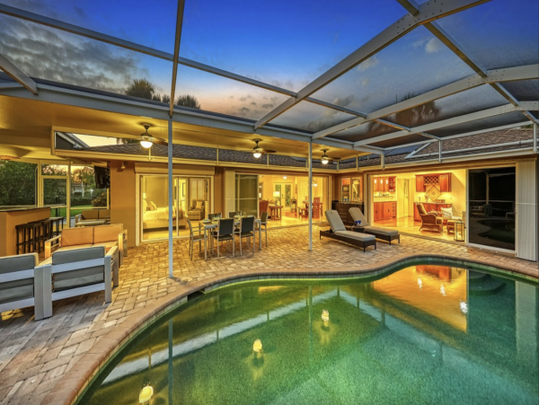 Stroll To the Beach & Siesta Key Villa Amazing Outdoor Area