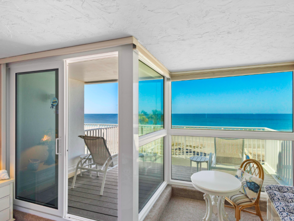 Longboat Key Charming Beachfront Retreat with Gulf Views