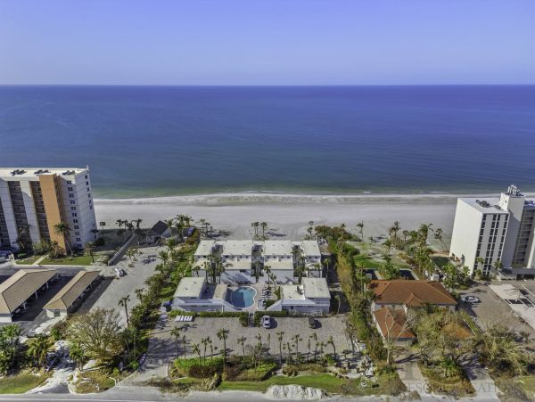 Longboat Key Charming Beachfront Retreat with Gulf Views