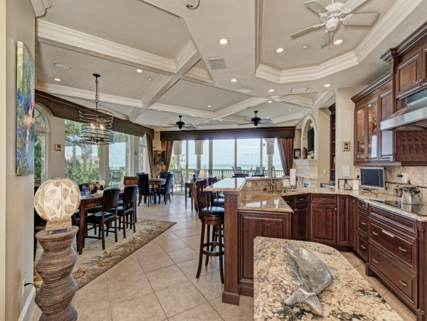 Pure Beachfront luxury Homeaway from Home