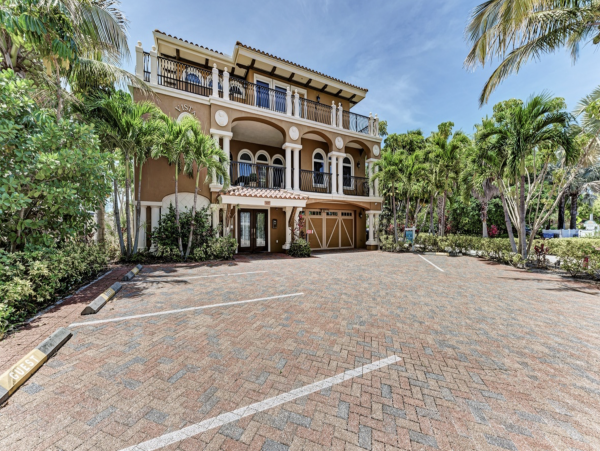 Pure Beachfront luxury Homeaway from Home