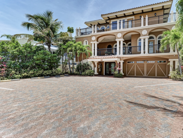 Pure Beachfront luxury Homeaway from Home