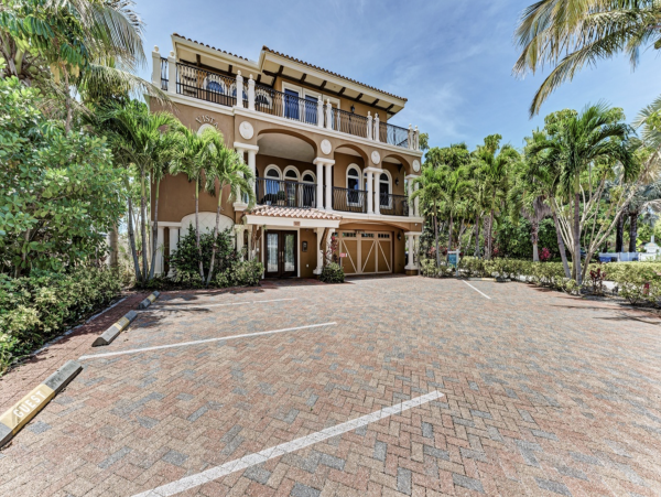 Pure Beachfront luxury Homeaway from Home
