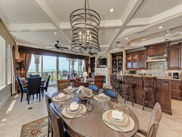 Pure Beachfront luxury Homeaway from Home