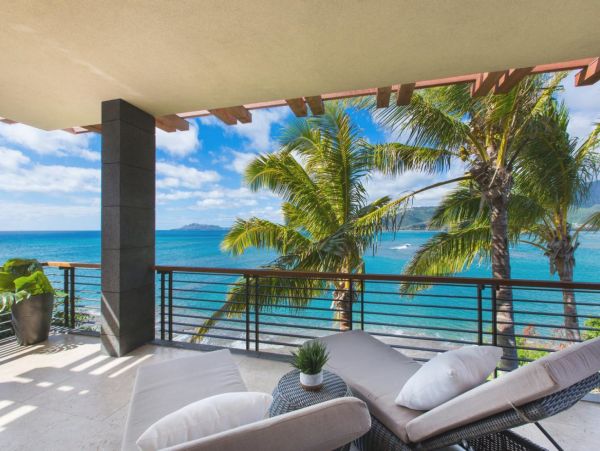 Beachfront Estate in Honolulu Sleeps 12 Guests