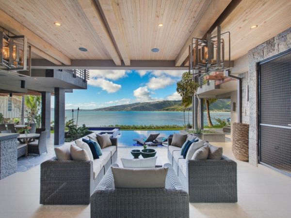 Beachfront Estate in Honolulu Sleeps 12 Guests